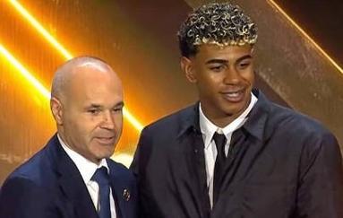 芝加哥小熊队宣布将球场周边的屋顶座位重新装修，增加高档餐饮区