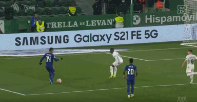 [图]莱昂纳多梅开二度 上海海港险胜武汉三镇